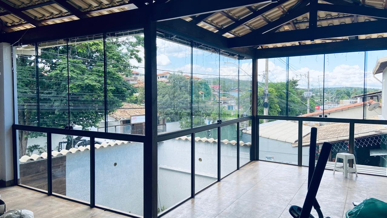 Fechamento em vidro instalado pela Vidraçaria Campos